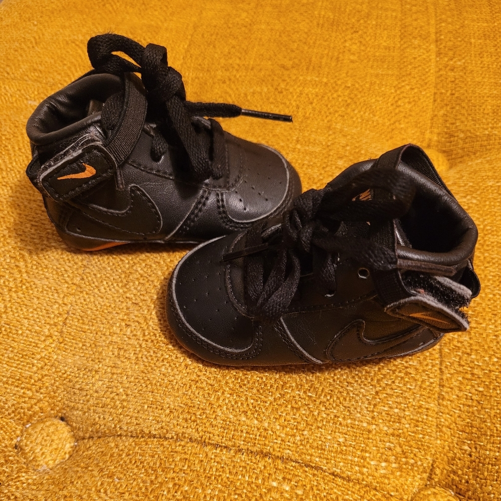 Black high top infant Nike sneakers 1c